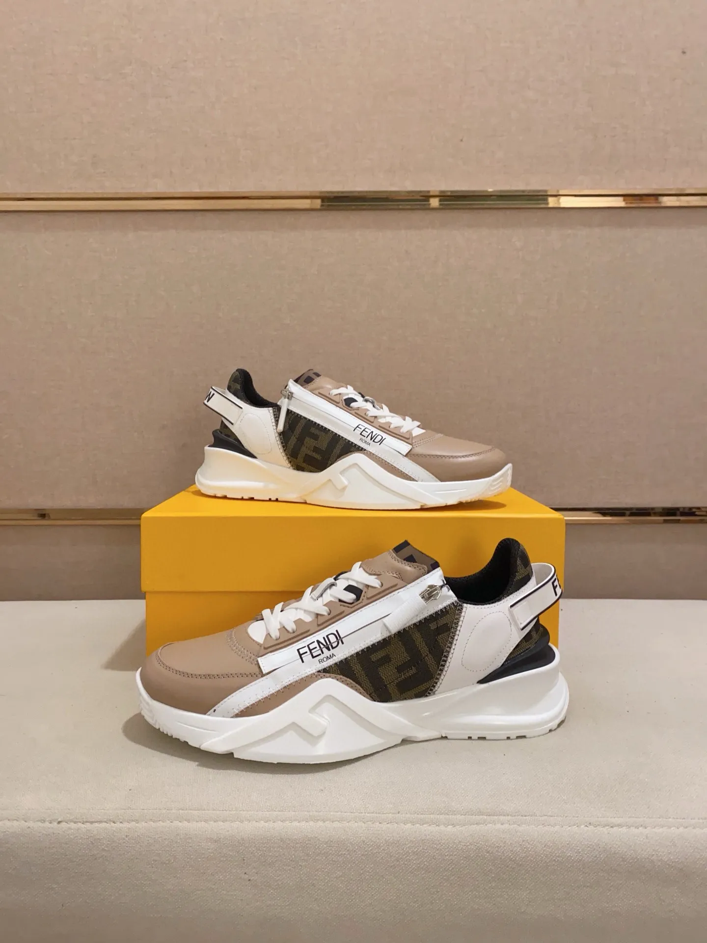 Men's shoes💰: 540💰(Higher version) [Fendi] Fendi's latest casual shoes for men! Available at counters simultaneously! A one-to-one replica of the original. Made entirely of imported top-grain calfskin, the interior is made of top-grain water-dyed cowhide, and the original factory-supplied rubber outsole. Leading new fashion concepts. Matching code: 38-44. 45 can be customized and non-returnable!